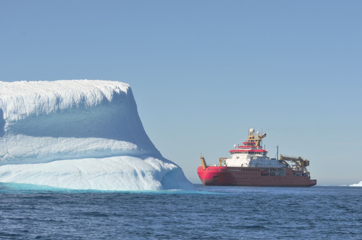 BAS_News's tweet image. The #RRSSirDavidAttenborough viewed from &quot;Erebus&quot; and &quot;Erebus&quot; viewed from the SDA! #SDAScience