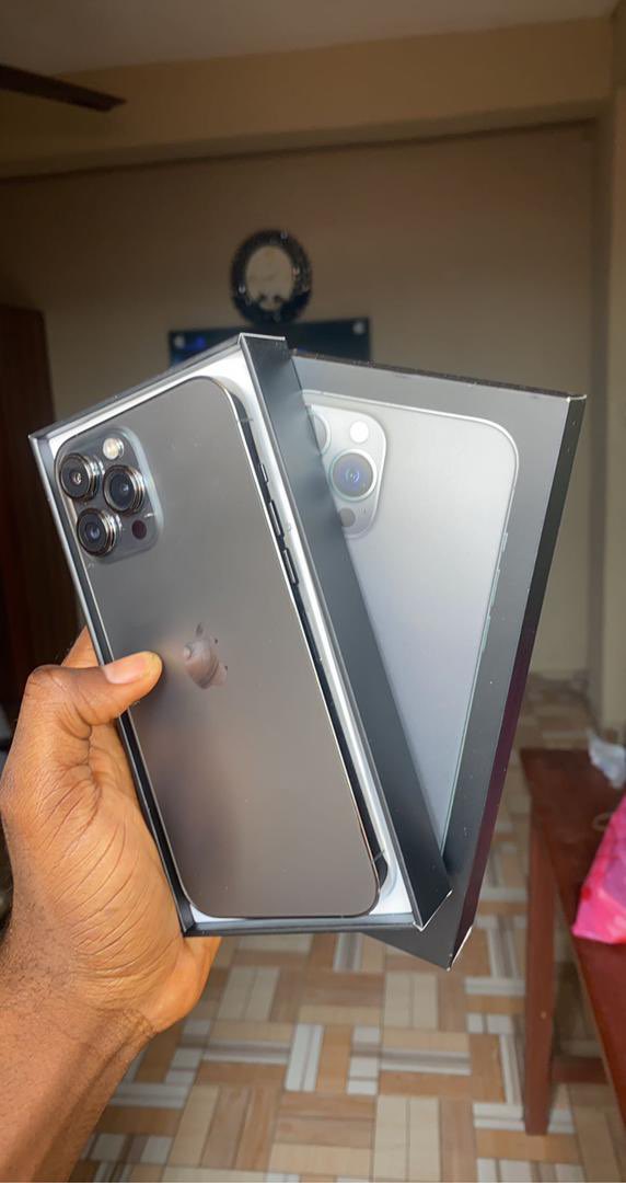 Phone_Hub1's tweet image. THANK YA ALLAH 

Fairly Used iPhone 13 Pro Max 256 Gigg,Comes With Its Box.GHC10,200😋