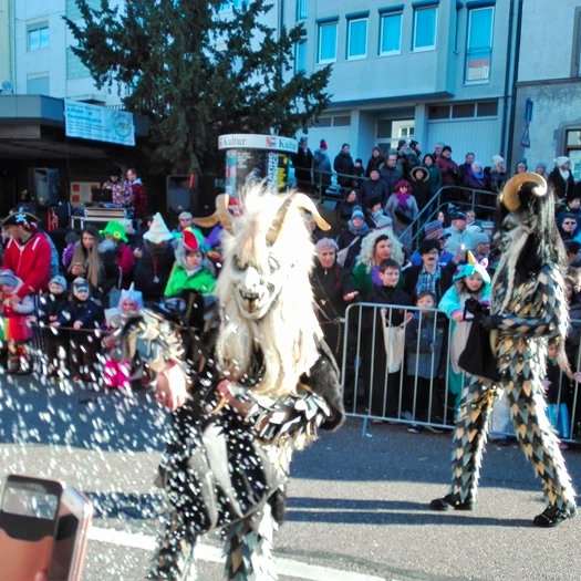 DonViajon's tweet photo. Para #DonViajón el #fasnet de #Dillweiho es una alegre experiencia #cultural que nos permite conocer las coloridas tradiciones del #carnavaldeinverno  en #Dillweißenstein #pforzheim al norte de la #selvanegra que ¡seguro a ti te encantaría! 🎉🤡
#fasnet2023 #visitpf #visitbawü https://t.co/Epltyz48SK