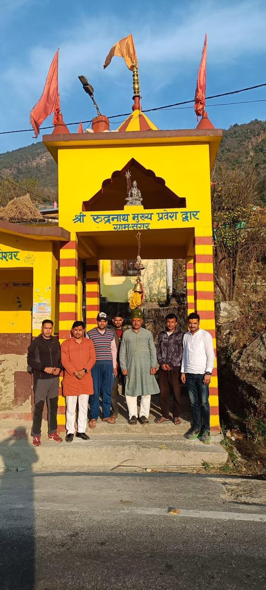 ColAjayKothiyal's tweet photo. भगवान #रुद्रनाथ के मुख्य पढ़ाव ग्राम– सगर #गोपेश्वर जिला #चमोली से नेगी और बिष्ट बंधुओं से मिलकर  #केदार घाटी के लिए रवाना... https://t.co/BnmN8dSME8