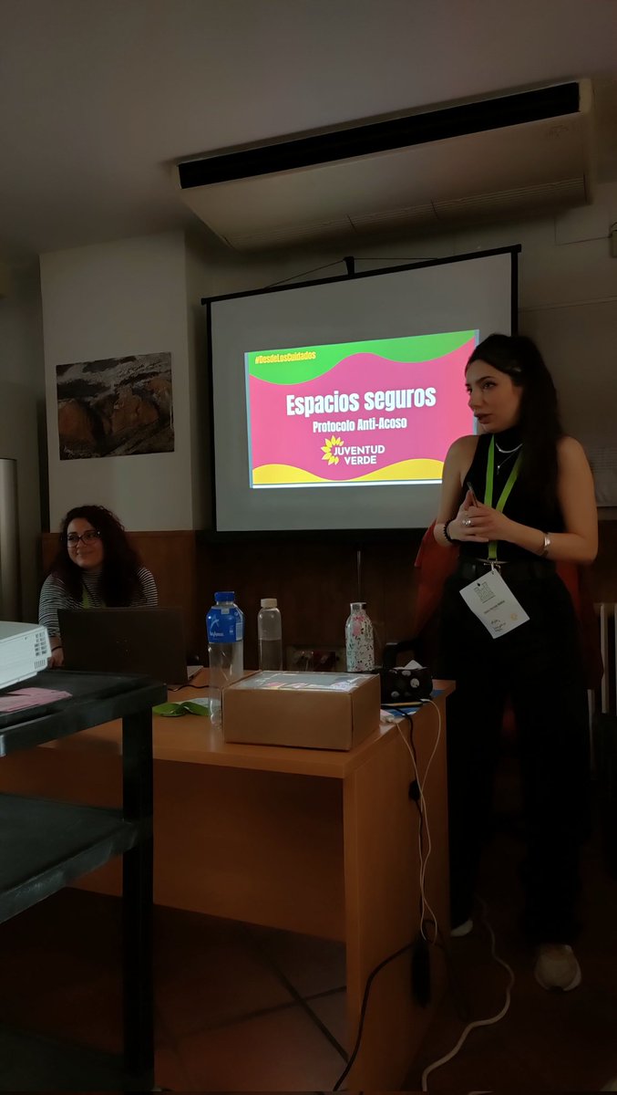 JuventudVerdeEs's tweet photo. El dúo femenino de la Comisión Permanente de Juventud Verde nos presenta nuestro nuevo Protocolo Anti-Acoso en nuestra #XAsambleaGeneral. 🏰

Para ello, contaremos con un nuevo Equipo de Cuidados que apoyará a todes y cada une de los miembros de Juventud Verde. 💗 https://t.co/TRUJuiS19k