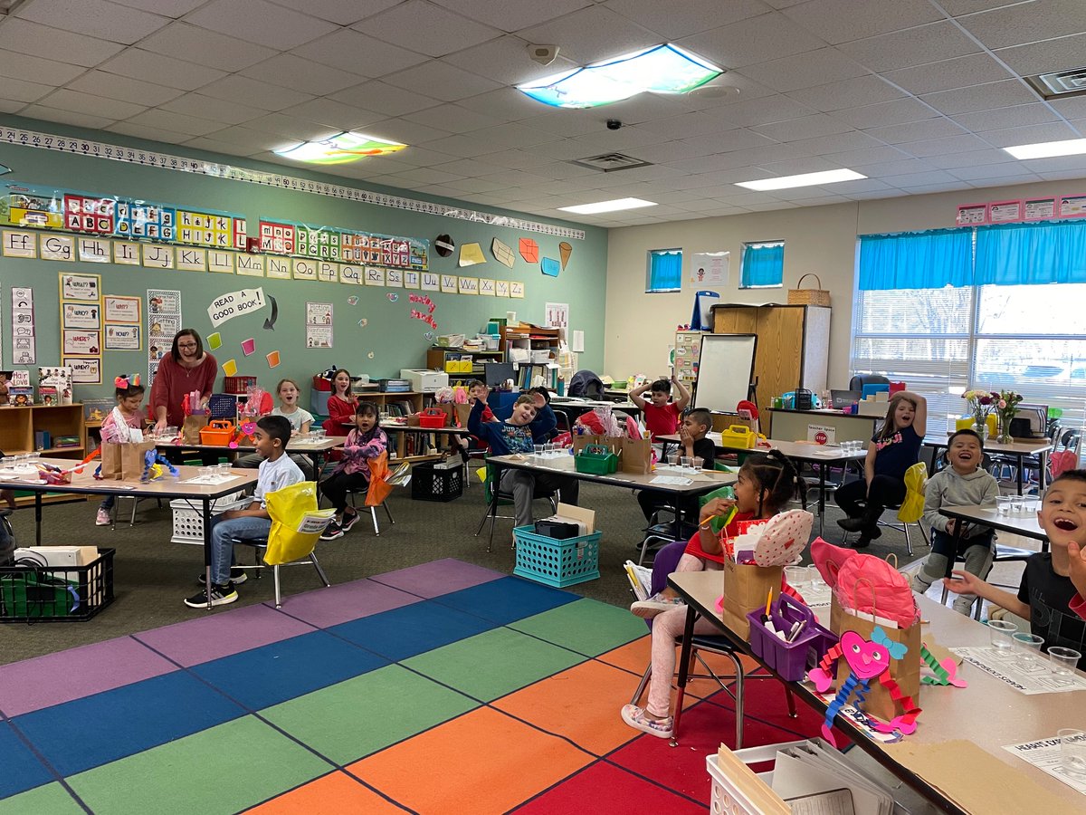 LuxiesAviators's tweet photo. Valentine’s Day and Science. So much fun discovering in the 1st grade this week. #MissionPossible. #YMES https://t.co/G4Gcx2bCoY