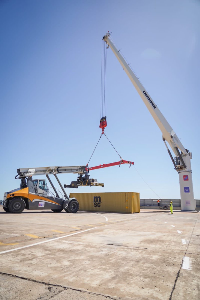 paulafrancook's tweet photo. El día de ayer partió el primer convoy de barcazas llevando 14 contenedores de producción 100% misionera‼️
Después de 45 años vuelve a funcionar el #puertodeposadas lo que significa
✅integración
✅conexiones
✅mayor competitividad
✅objetivos cumplidos https://t.co/jVNLc69dFk