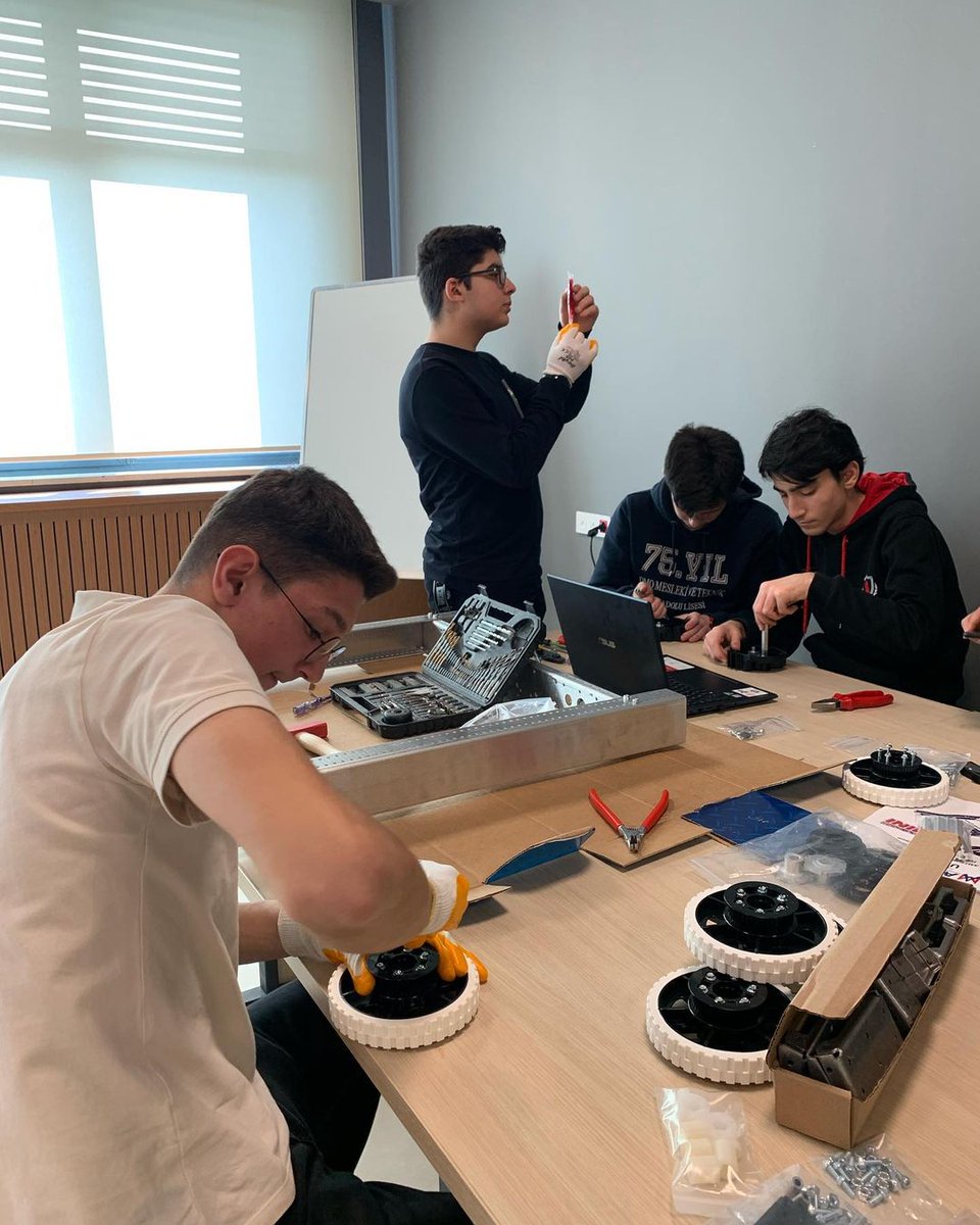 Huntersrobotics's tweet image. Teknik ekibimiz şasi kurulumuna başladı🦾