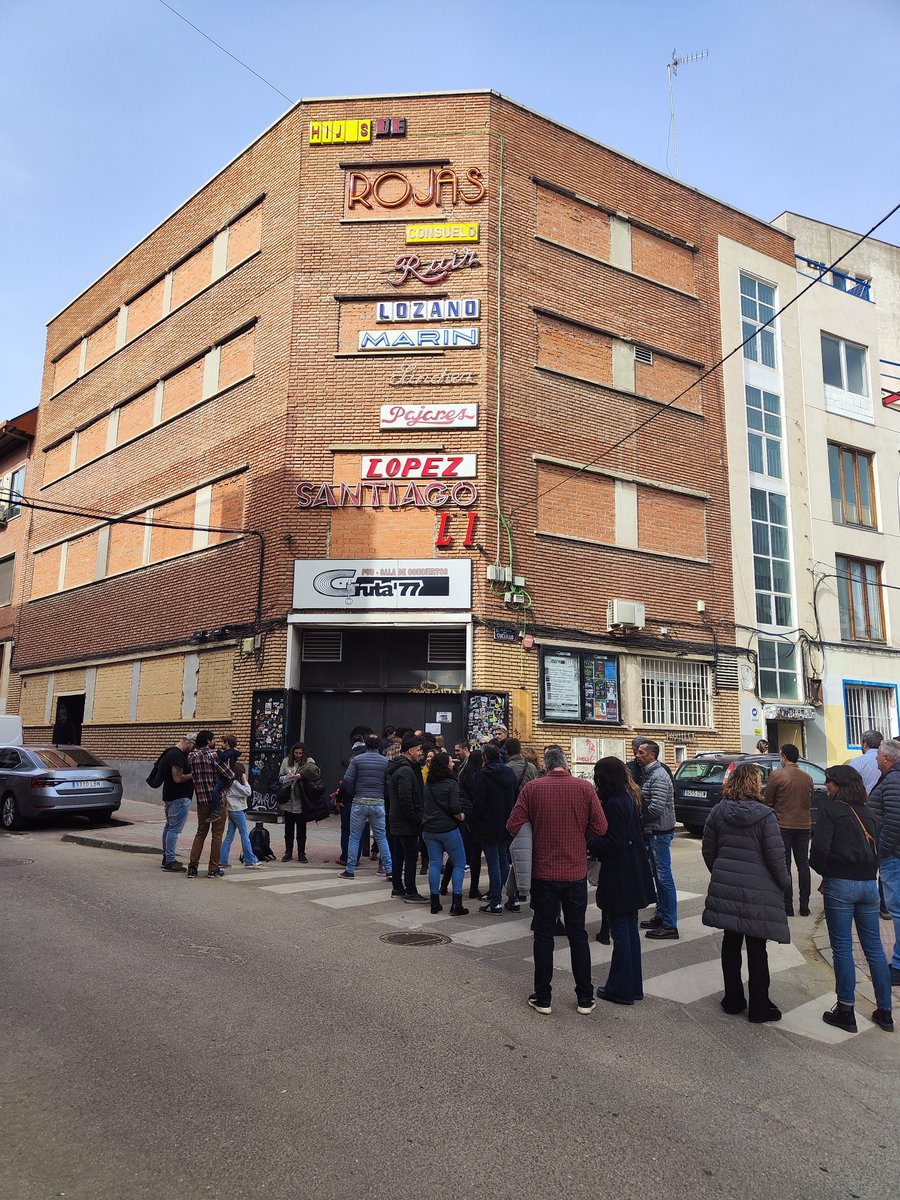 LPetersellers's tweet photo. Ya están entrando los #peterfan
En un ratito empezamos en el @gruta77madrid a darlo to.

#Concierto #aperitivo https://t.co/3nv2Gz20vp