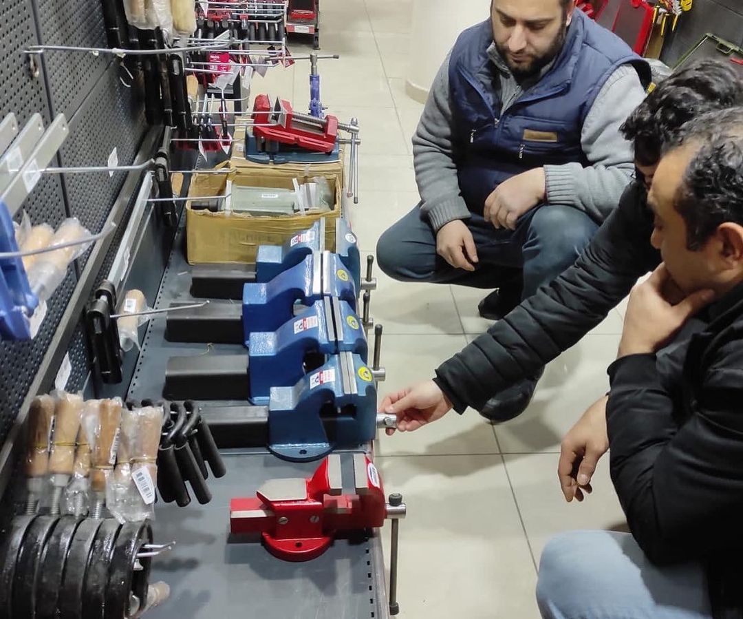 Huntersrobotics's tweet image. Bugün teknik ekibimiz robotumuzu yaparken ihtiyacımız olan malzemeleri aldılar.🦾🧡🖤