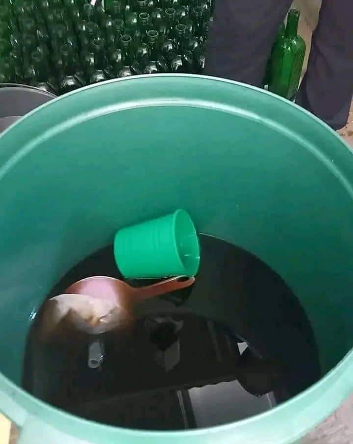 Son_of_Laikipia's tweet photo. In this country, there's no difference between someone sipping black label in a high end city joint and someone sipping chang'aa in a dingy den in Githogoro. Y'all sipping poison😂😂. https://t.co/RgKMEwdi5e