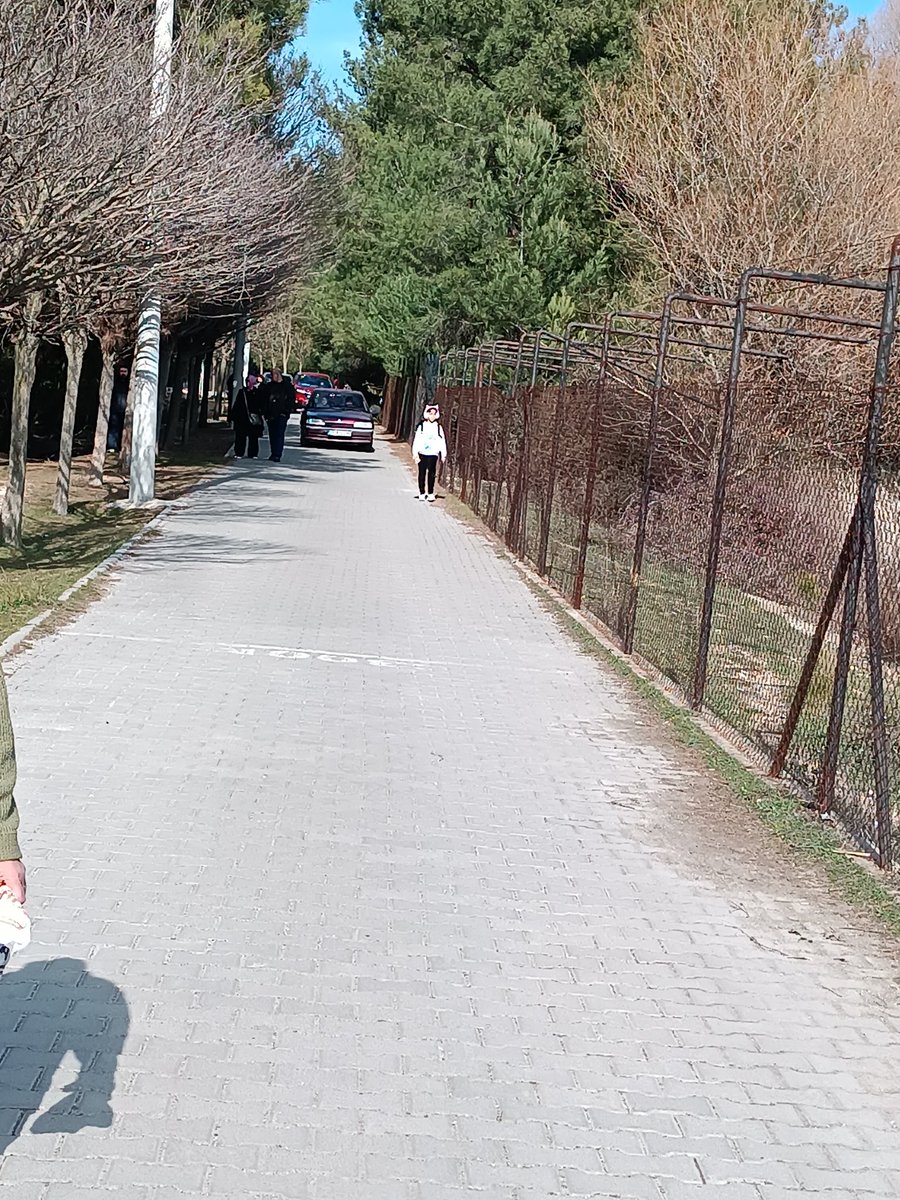 Gaziemir sarnıç gölet alanında her taraf araba insanlar yuruyemiyor yürüyüş alanlarında bile arabalar geziyor. <a href="/GaziemirBel/">Gaziemir Belediyesi</a> <a href="/halilardaizmir/">Halil Arda</a>