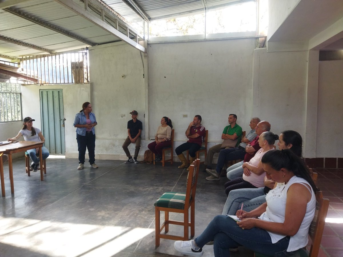 Nuestra Coordinadora Estadal Martha Hernández (<a href="/marthamda/">Martha Hernández</a>), sostuvo reunión en Canaguá municipio Arzobispo Chacón, con líderes de esta importante parroquia en apoyo a <a href="/MariaCorinaYA/">María Corina Machado</a>.

“Desde Canaguá les decimos que estamos dispuestos a medirnos, pero en un proceso transparente”.