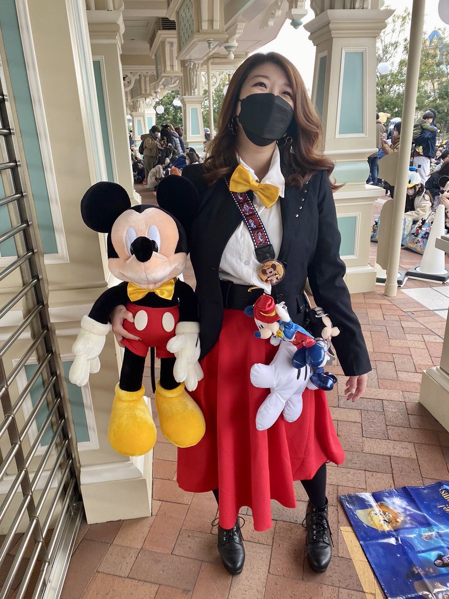 _saa_n_a's tweet photo. ✴︎
燕尾コーデでインしたら開園前グリでミッキーの神ファンサで叫び、エントグリを当てて叫び、エントで「ミッキーの燕尾の裾が好きなの」と伝えたらエグい神ファンサで叫び、本当にミッキー大好きです😭💓✨
ただミトミで燕尾引き寄せられないというオチ。
✴︎
✴︎
⚠️めちゃくちゃ音量注意⚠️ https://t.co/b4E8qi8AnM