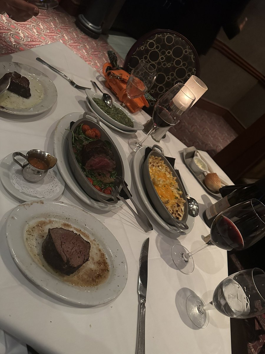 CoolTwo40's tweet photo. V day dinner last night with mi Reina @ Ruth Chris #HerFirstTime #Greattime https://t.co/jSntDUc5sS