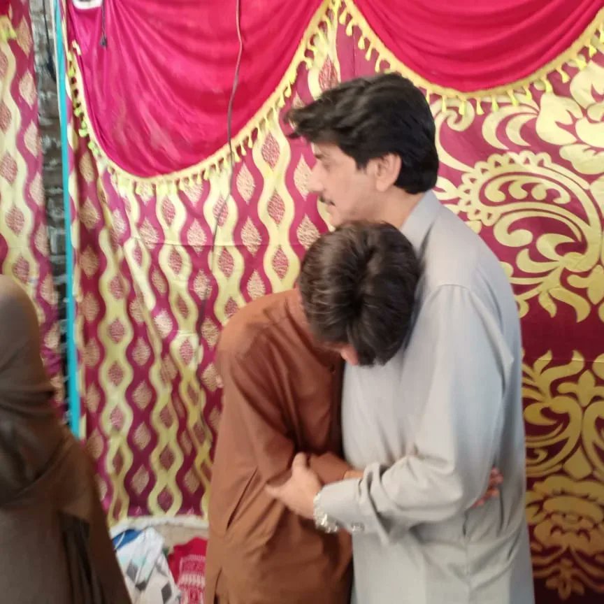 YmSfdr's tweet photo. لاڑکانہ : 2023-02-19

پاکستان پیپلزپارٹی کے رہنما سردار صفدر علی خان مٹھانی صاحب نے کراچی میں دھشتگردوں کے حملے میں شہید ہونے والے ھیڈ کانسٹیبل غلام عباس لغاری  کے بیٹوں سے تعزیت کی اور افسوس کا اظہار کیا ۔ .
جاری کنندہ : راجہ عبدالحق دایہ ٹیم میڈیا سیل مٹھانی ھائوس لاڑکانہ https://t.co/ODxb5XBidD
