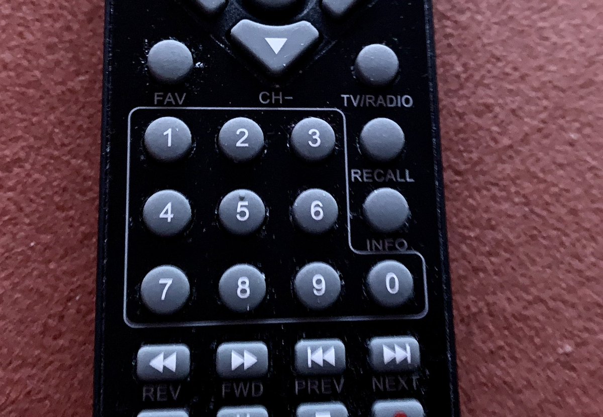 fallguy79's tweet image. Ein neuer Sat-Receiver musste kürzlich her. Auf dessen Fernbedienung finde ich die "0" aber an eher zweitbester Stelle angebracht…
#Fernbedienung #TV #fernsehen #umschalten #null