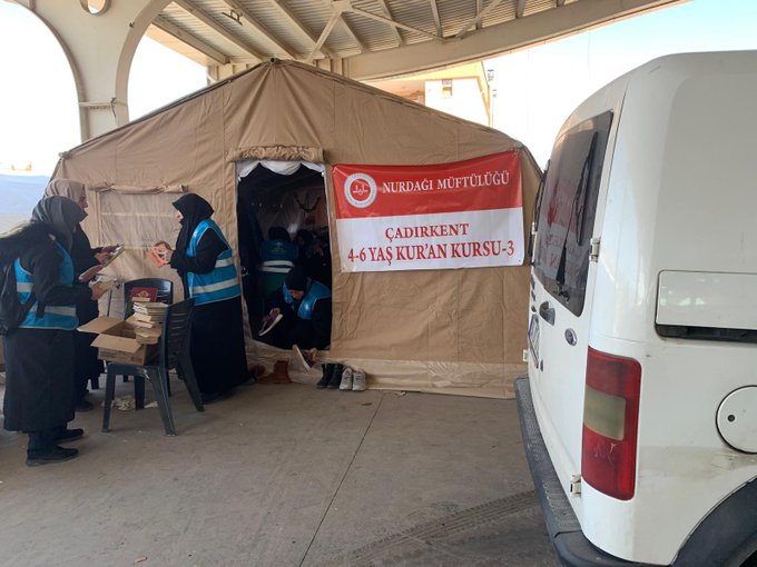 Diyanetin Fetva Sitesi: "Depremzedeyi evlat edinenle Evlatlık arasında Evlenme engeli yok!" 
Ve deprem bölgelerinin en acil ihtiyacı giderildi: 4-6 yaş arası çocuklar için Kuran Kursu açıldı!
Şairim... 
Kötülüğünüzü tanımlayacak sözüm kalmadı!