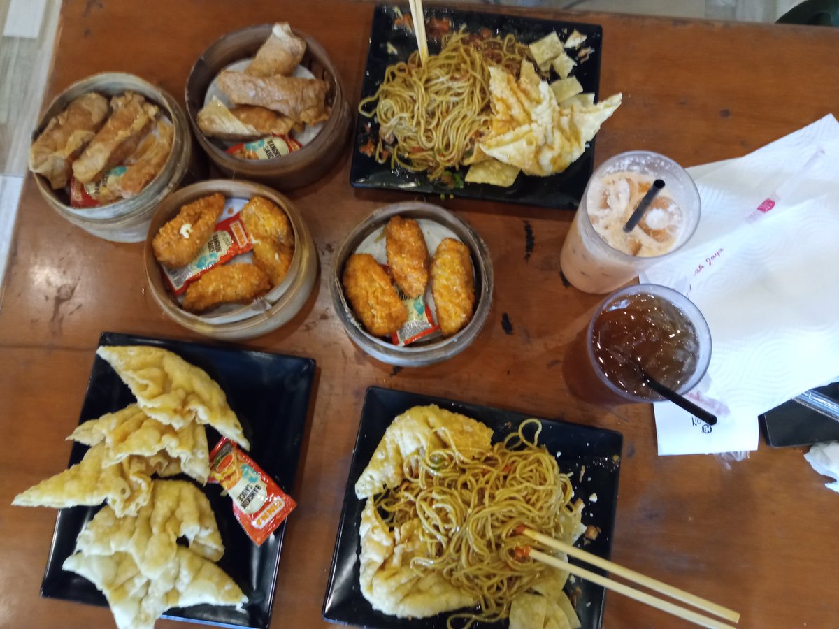 NAN________'s tweet photo. 2 orang yang laper mata 😂 https://t.co/2f6wSRsJkU