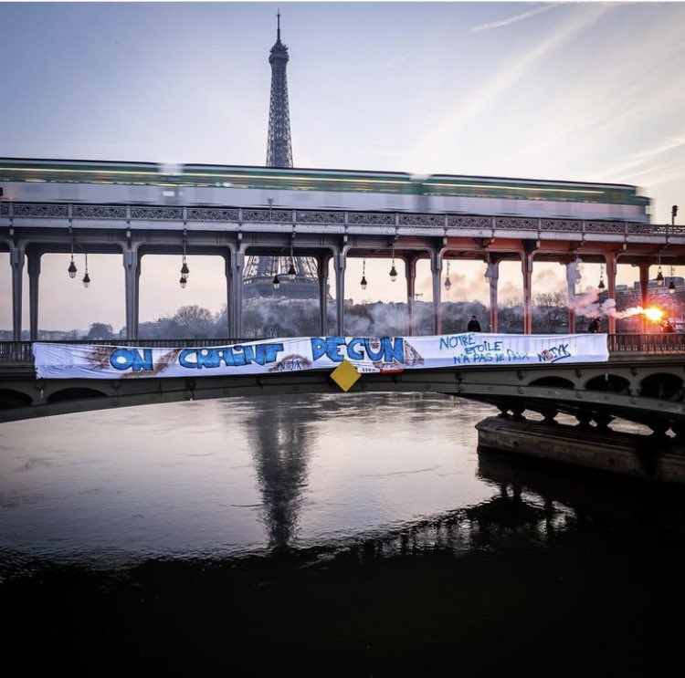 La banderole de la Team <a href="/Nojykoff/">Nojyk</a> au pied de la Tour Eiffel ! 

" On craint degun et notre étoile n’a pas de prix"

#TeamOM 🔵⚪️