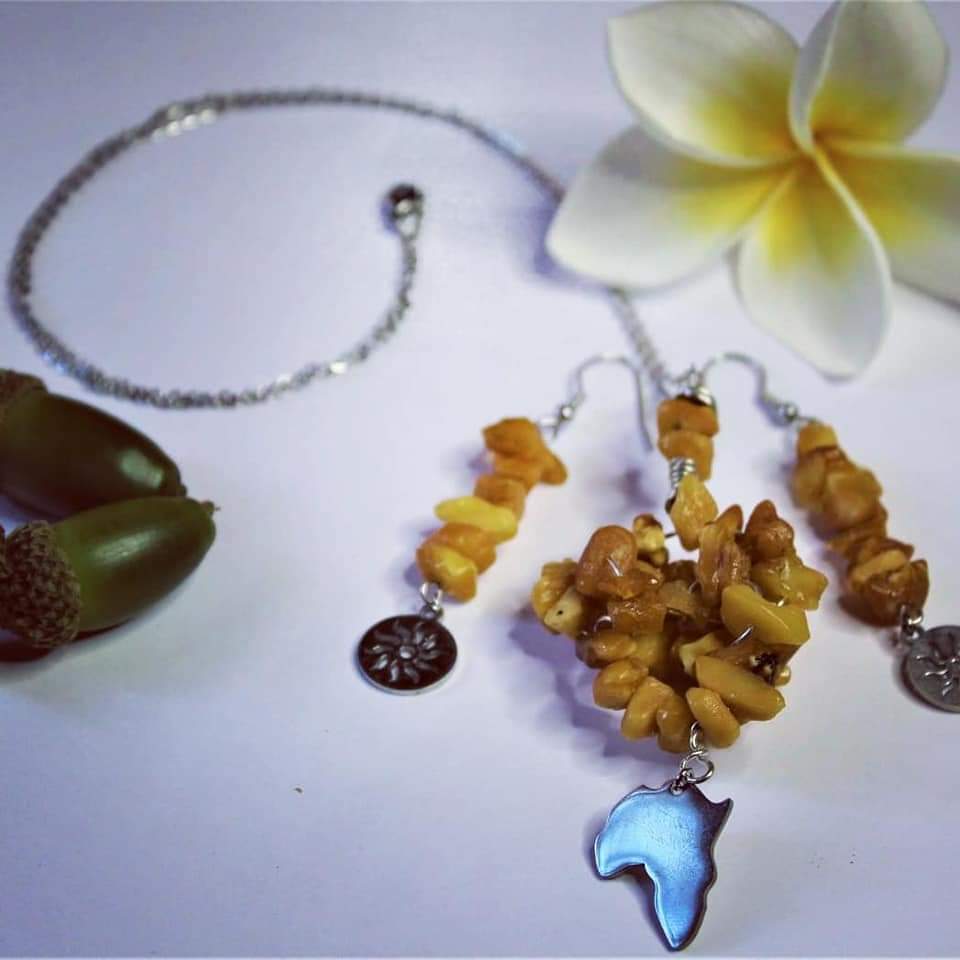 MpiloKhumalo_'s tweet photo. Amber/ Inhlaka Sun and Afrika stainless steel earrings and neckpieces.

This sunny "stone" is a fossilized tree resin. A powerful cleanser &amp; healer of the body, mind and spirit. It cleanses the environment, draws disease from the body, heals &amp; renews the nervous system... https://t.co/5PU6MMmfEj