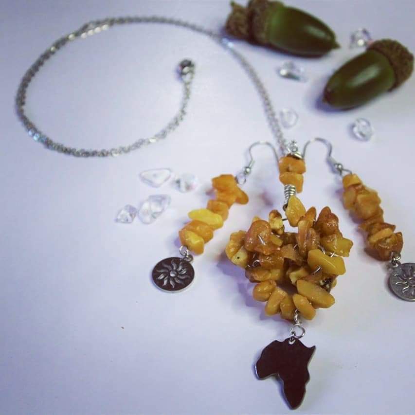 MpiloKhumalo_'s tweet photo. Amber/ Inhlaka Sun and Afrika stainless steel earrings and neckpieces.

This sunny "stone" is a fossilized tree resin. A powerful cleanser &amp; healer of the body, mind and spirit. It cleanses the environment, draws disease from the body, heals &amp; renews the nervous system... https://t.co/5PU6MMmfEj