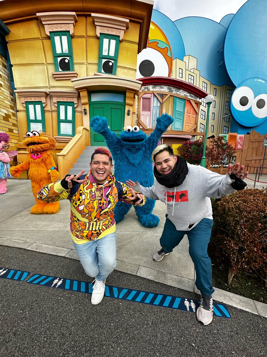 CesarTeo's tweet photo. Más bonitas postales de Japón. Con el Monstruo Comegalletas, el perrito Hachiko, en la tierra de ToyStory en Disney y nuestro último rascacielos en Tokio. 💖🗾 https://t.co/n1DZ2L9oud
