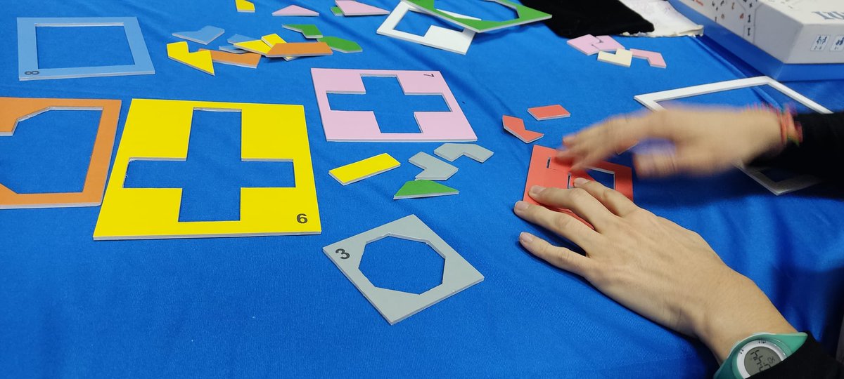 kellypch's tweet photo. Y como bonus track, Santiago Videgaín nos dio el gusto de probar también un proto basado en una mecánica similar al tangram y a los pentominós que puso el broche de oro a una bonita tarde de descubrimiento jugón...
#aljuego23
#findehilo https://t.co/m9GeSL4iaj