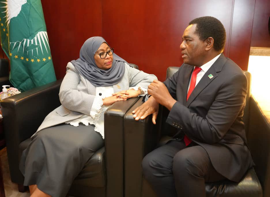 HHichilema's tweet photo. On sidelines of the @_AfricanUnion Summit, we held a meeting with H.E @SuluhuSamia of #Tanzania.
Discussed trade facilitation &amp; energy investment between our 2 nations, with TAZAMA top of the agenda.
🇿🇲 &amp; 🇹🇿 continue to work together for the mutual benefit of our citizens.
#CMO https://t.co/BFtgbYl2Z9