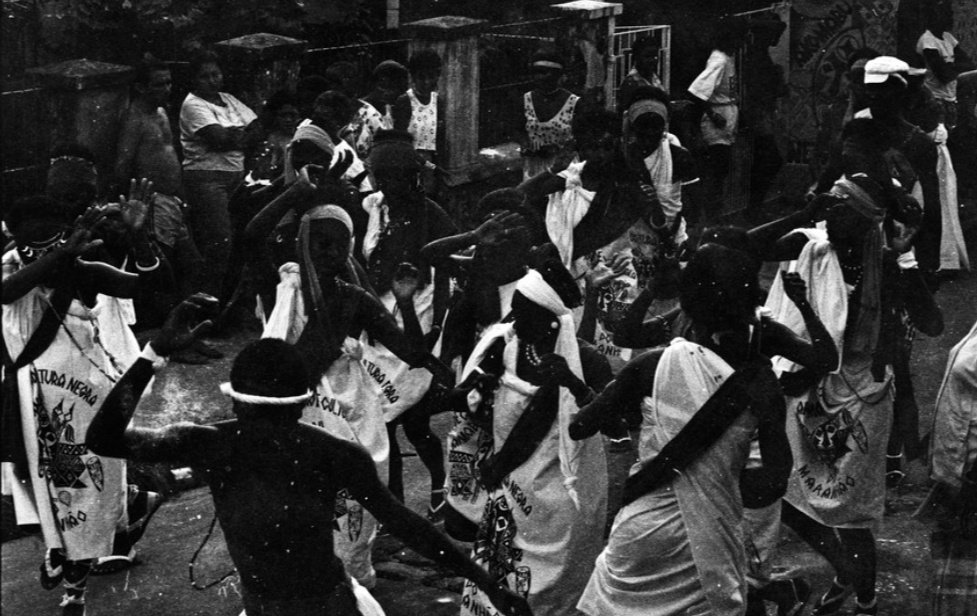 Reylton_Rafa's tweet photo. Bloco Afro Akomabu desfilando e mostrando a sua força. O bloco afro surgiu em 1984 pela CCN-MA(Centro de Cultura Negra Maranhão). Bloco Afro Akomabu foi o primeiro bloco afro do Maranhão.

📷 Mobi https://t.co/3BqGSo0TK6