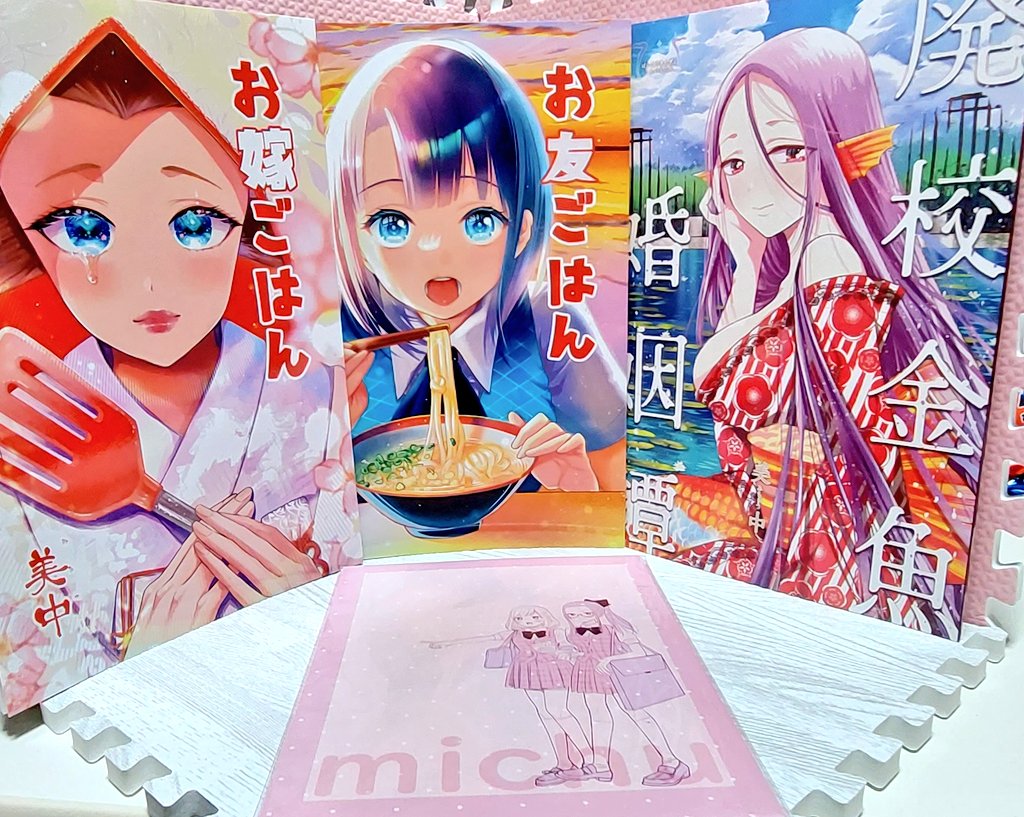 今日は青菜ぱせり先生 @paseripon と美中先生 @suzusii1234 が滋賀に遊びに来てくれました✨
ずっと以前からしていた約束がやっと叶って本当に楽しくて素敵な時間を過ごす事が出来ました✨
戴いたお土産と直筆イラストとサインが最高に素敵……私マジで幸せ過ぎる〜︎💕︎︎💕︎︎💕︎ 