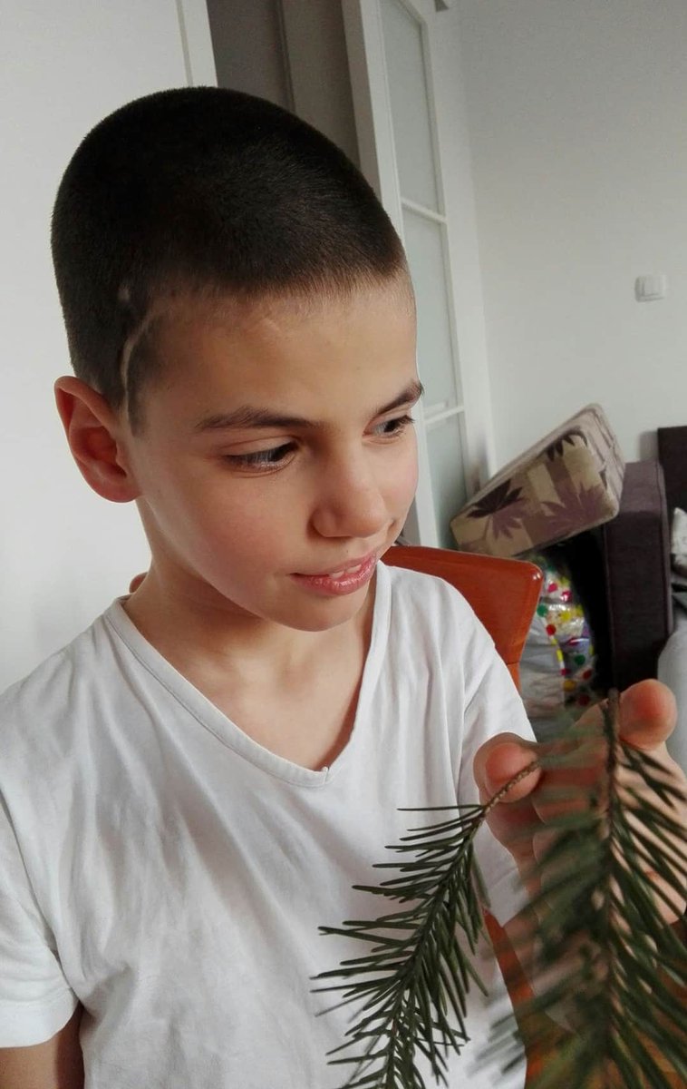 On je moje SVE ❤️
Prekinuto bezbrizno detinjstvo od te bolesti zvane t....
U Veljkovom svetu nije bilo  boja,nije bilo crtaca ..Mama kako izgleda leptir?
I dalje se bori 🌿
SMS 118 na 3030...znaci mu❤️