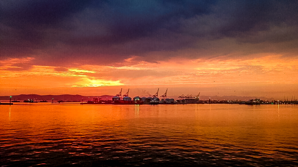 Andre24Social's tweet photo. Early morning photo of Cape Town Harbour, passenger side of the dock.
#harboursideview #harbourfrontview #harbourcityview #harbourviews #CapeTownHarbour #photographer #photoshoot #naturephotography #photobeauty #harboursideview #harbourfrontview #harbourcityview #harbourviews https://t.co/67NFP3SqOD