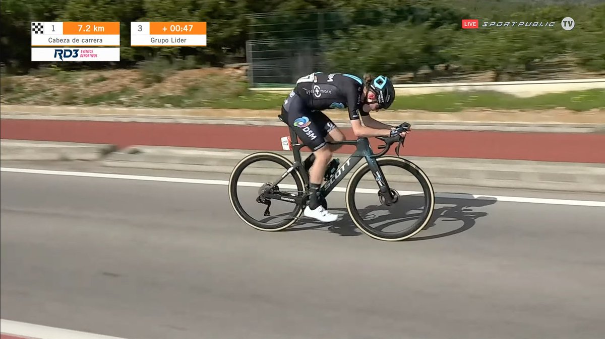 Flying down the descent <a href="/EliseUijen/">Elise Uijen</a> has gone clear! ✈️ 

She has a small gap over Realini and Ghekiere with 7km to go, while the GC group are 45" behind. Come on, Elise! 

#SetmanaCiclista23