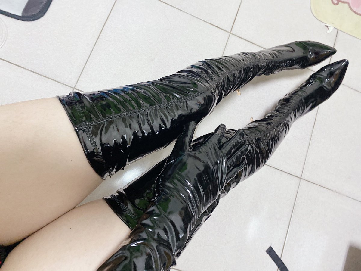 旧图
个人蛮喜欢乳胶的
图里的手套已经旧了，想买个无缝一次成型的，但是尺码好难找🫠
#伪娘 #偽娘 #女装男子 #过膝长靴 #漆皮手套