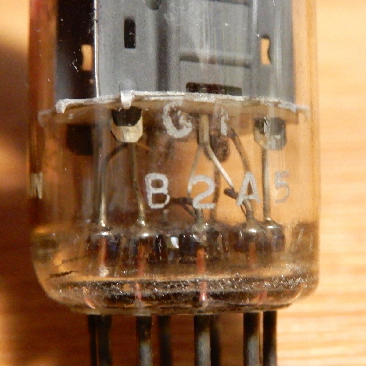 PCL86's tweet photo. 駄球を整理していたら、こんな球が(^^)
なぜか高値になるMullard「ECC82(12AU7)」Blackburn工場製。
なぜBlackburn工場製かというと、2枚目の写真を見て頂ければ解るようにFactoryCode「B」があるからです。
これが「R」だとMitcham工場製です。
#ECC82
#12AU7
#Mullard
#Blackburn https://t.co/rh8oXV9BY4