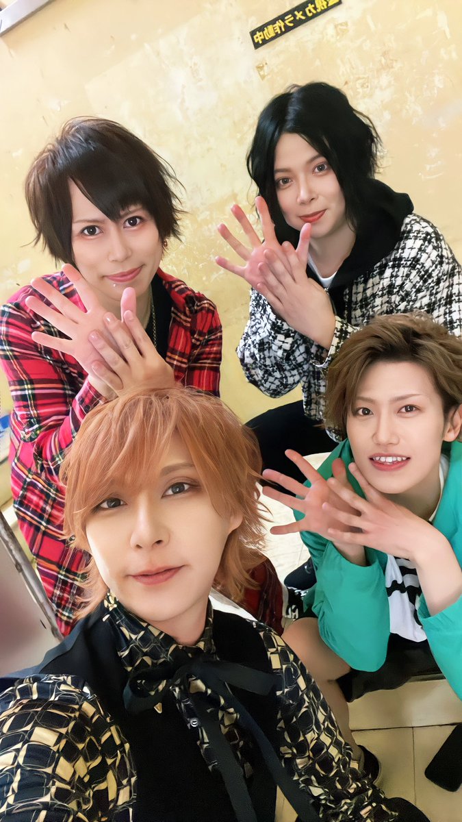 KAMELEOHIKARU's tweet photo. カメ狂います。
楽しかった(⃔ ू•·̫• ू⑅)⃕↝
ウエストひさびさだし、Kもとさん誕生日だし❗️
気になってるバンドばっかだったし！！
やっぱライブってええな！(⃔ ू•·̫• ू⑅)⃕↝
しあわせな時間をどうもありがとうございました(⃔ ू•·̫• ू⑅)⃕↝ https://t.co/z0Krky4FNM