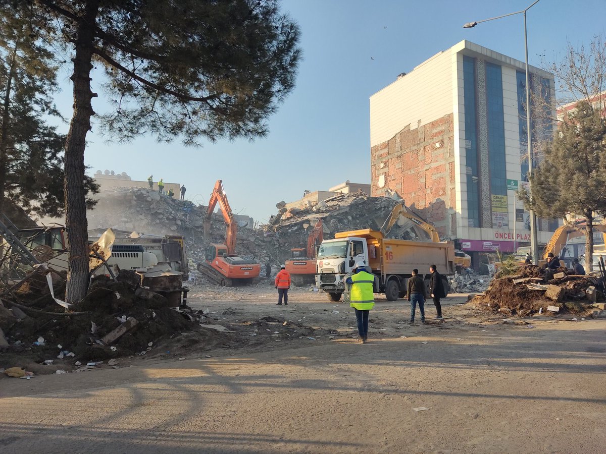 melissakyrk's tweet photo. Otel yapmak için kolonları kesiyorsunuz. Üzerine 2 kat çıkıyorsunuz. Sonrada hesap sorulmasın diye dosyaya gizlilik kararı getiriyorsunuz. Bunun adı cinayet! Hesap vereceksiniz
#isiasotel #Adıyaman https://t.co/EOKIVDEDFW