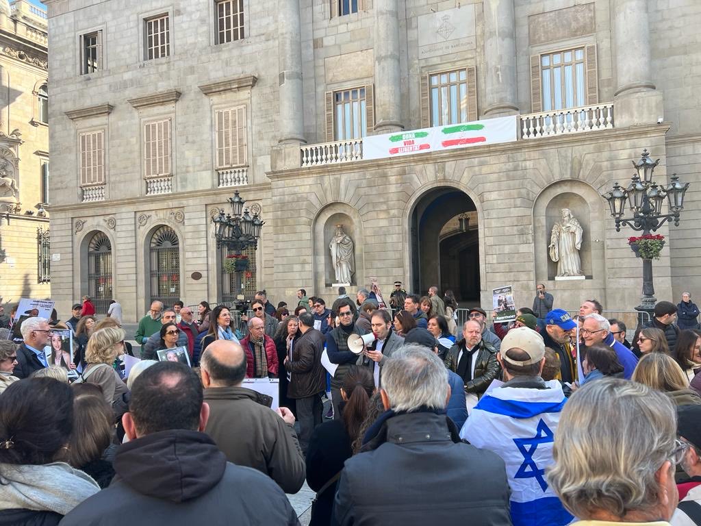 pngnbcn's tweet photo. Amazing Rally Supporting the Barcelona & Tel Aviv Twin City Agreement under attack by our antisemitic mayor Ms. Colau. #Antisemitism #BCNTLV❤️ https://t.co/SURUUTqfG8