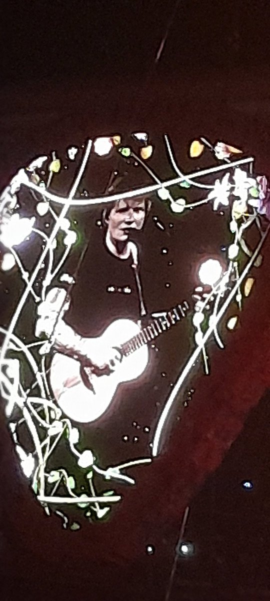 edna_schiefton's tweet photo. Brisbane... give me love! #EdSheeran https://t.co/kmnMgG0sWL