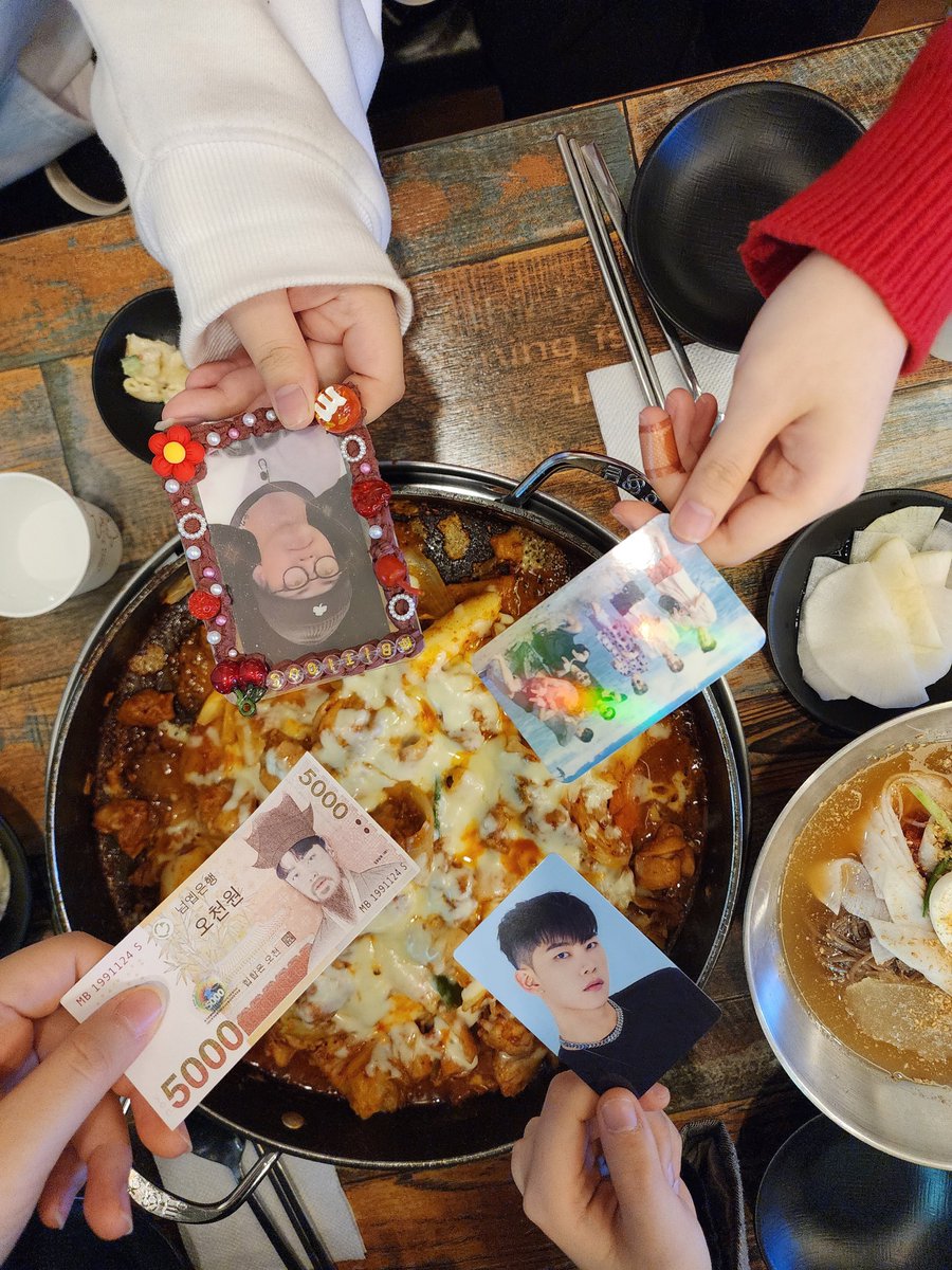 5000_Nbitious's tweet photo. 밥 먹기🥰
오늘 재밌었다🔥✨️
@wo0o_yaa @Ilmojyo @Luv_jinwoo1105 https://t.co/FHt5Ooe81c