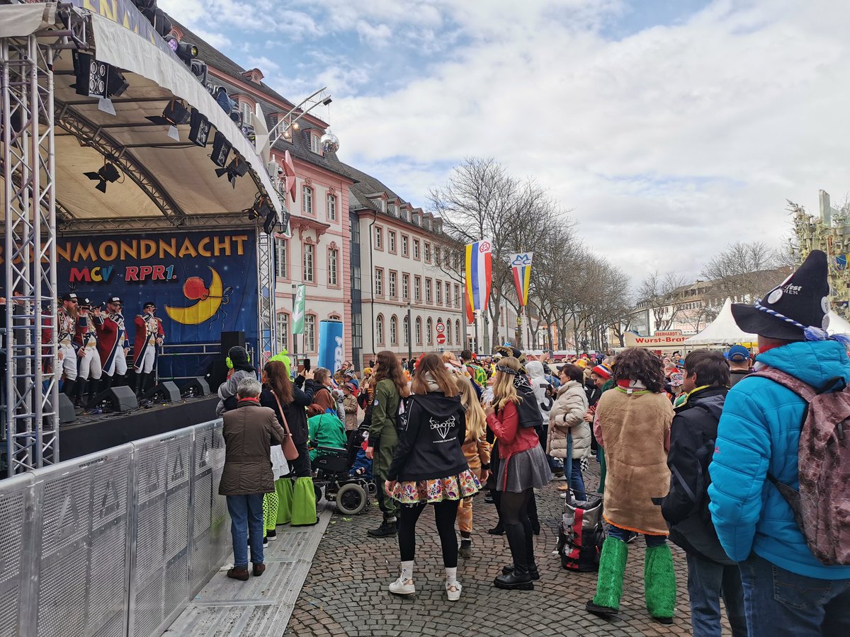 micramouse's tweet photo. 🎶Wir sind zusammen rot, wir sind zusammen blau 🎶 Brauchtumspflege ❤️🤍💙💛 https://t.co/d1uphUnQv8