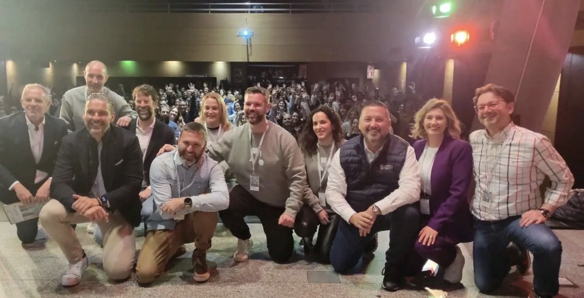 Genial compartir el día de ayer con más de 400 maestros acompañada de grandes profesionales y amigos como <a href="/LeoFaracheKing/">Leo Farache</a> <a href="/Bapneofficial/">BAPNE</a> Rafa Guerrero, Chema Lázaro, Begoña Ibarrola y <a href="/EMILIOTORRESEDU/">Emilio Torres</a> 
Gracias a <a href="/MIACeduca/">MIAC • Maestros Innovadores</a> <a href="/enrique_escando/">Enrique Escandón</a> <a href="/colegio_alameda/">Alameda International School</a> por la organización 😊
