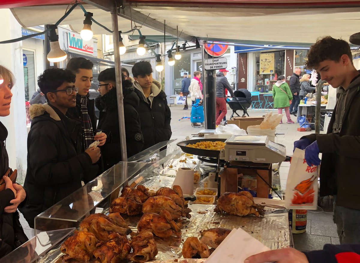 CoombeBoysNews's tweet photo. Our #MFLTeam continue to have fun in France. This morning it was a trip to the market to buy lunch mmmm 😋 🥖 https://t.co/C2WfSRY0DQ