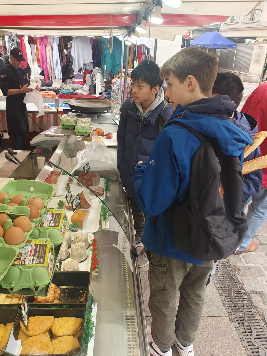 CoombeBoysNews's tweet photo. Our #MFLTeam continue to have fun in France. This morning it was a trip to the market to buy lunch mmmm 😋 🥖 https://t.co/C2WfSRY0DQ