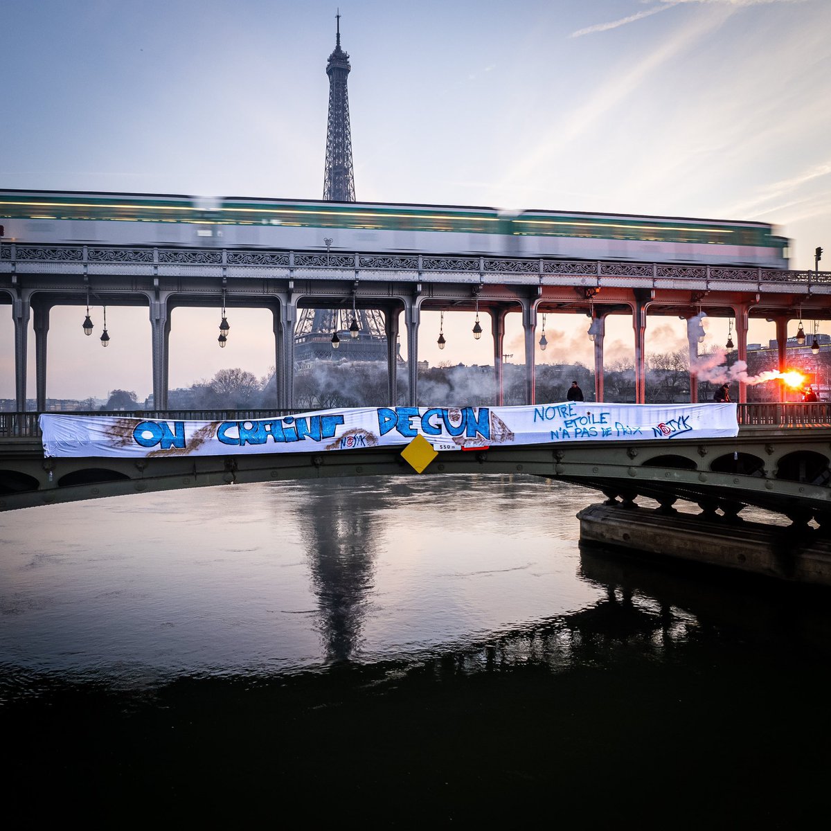 Une banderole « On craint Degun » proche de la Tour Effeil. La folie mdr

#TeamOM | #OMPSG

📸<a href="/Nojykoff/">Nojyk</a>
