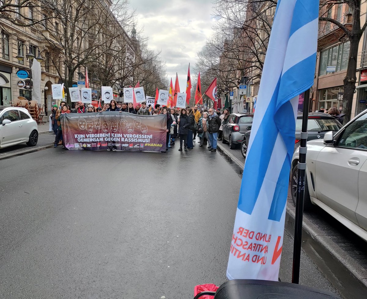 VVNBdAFfm's tweet photo. Demonstration
Frankfurt Kaiserstraße
3 Jahre nach #Hanau
#HanauWarKeinEinzelfall
#ffm1902 https://t.co/wfbwoMbBZL
