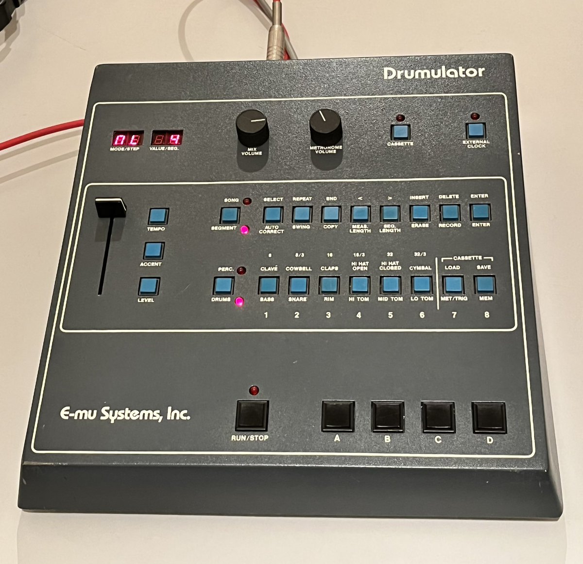 prophetRisa's tweet photo. よく言ってますが、EmuSystemsの製品はリアパネルが特にお気に入りで、Drumulatorはお品書きみたいで本当に可愛いです💕
#synthesizer #drumulator #emu #ラジオ関西 #真夜中の音じゃらし https://t.co/eBY2AQR3Vk