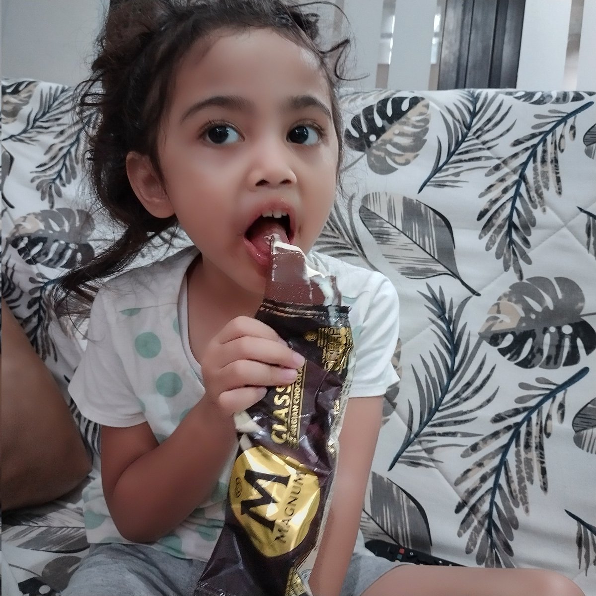 Maygikris's tweet photo. Jadilah kita pakai trik @MagnumIceCream sebagai pancingan untuk membuat anaknya semangat lagi daaannnn.... Yessss.. it worked. Begitu dia melihat @MagnumIceCream langsung sumringah.. Dan bisa ketebak setelahnya sama seperti Mas-nya 4 tahun yang lalu. https://t.co/8rGZ3Ym2mk