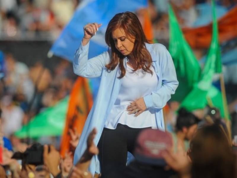 Hoy cumple años la mujer que encarna la esperanza de millones de argentinos de recuperar derechos y bienestar, de volver a tener futuro.
¡Que los cumplas muy feliz querida compañera, <a href="/CFKArgentina/">Cristina Kirchner</a>!
#CristinaCumple