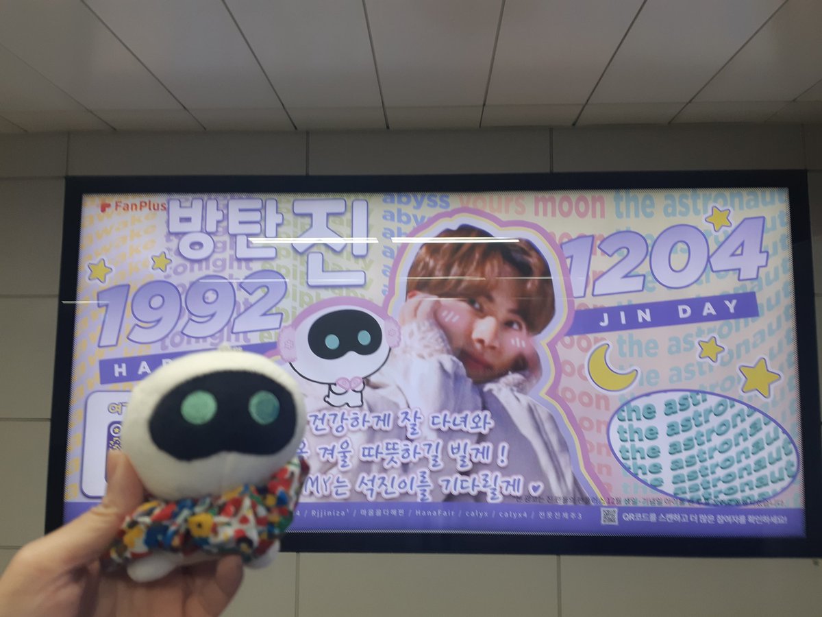 jinjogging's tweet photo. 강남역 3번 출구에 울애기 광고 아직도 있어요 
득템(?한 기분 😙😙😙 오구오구 이뽀 죽겠넹 😘😘
석진아 나 잘 기다리고 있엉 

Always listen to #TheAstronaut the first official solo single by #JIN  #방탄소년단진 of @BTS_twt https://t.co/j7AUSYhiTn