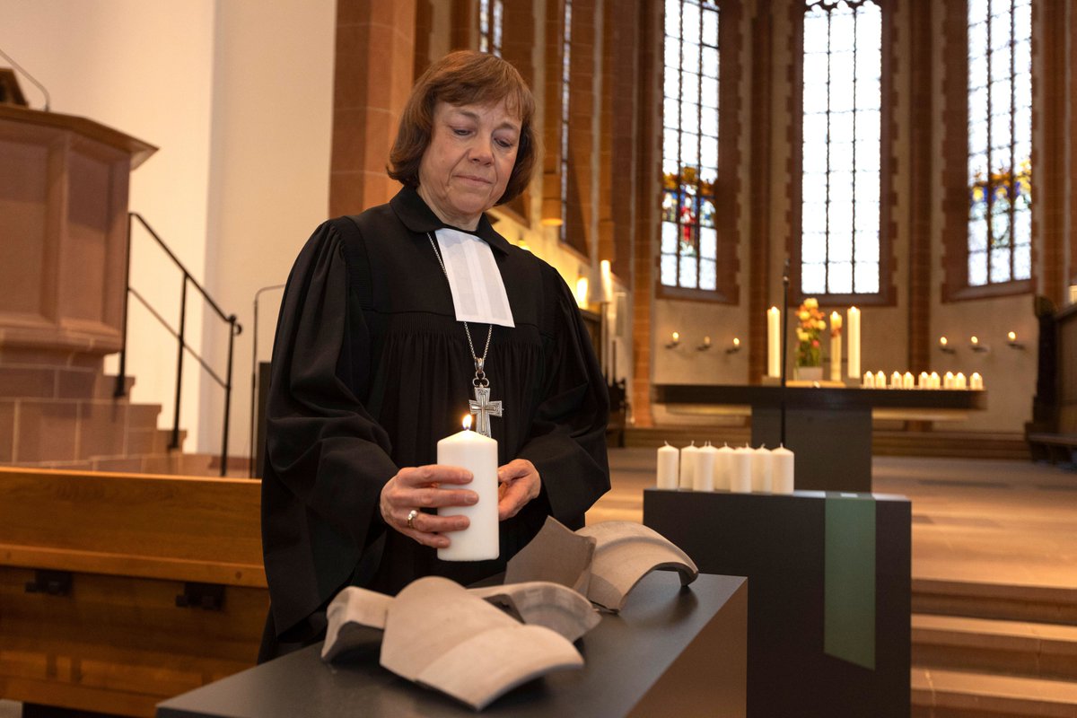 VolkerRahn's tweet photo. Liebe lässt sich nicht zerschießen: Im Gedenkgottesdienst zu dem rassistischen Anschlag von #Hanau erinnert #EKD-Ratsvorsitzende Annette Kurschus an die Kraft der Liebe.
😥💕 https://t.co/cjFkEhRXRF
📸https://t.co/EcwYQ3sA4J #saytheirnames #hanaustehtzusammen #hanau2020 @ekd https://t.co/loLXt05tPw