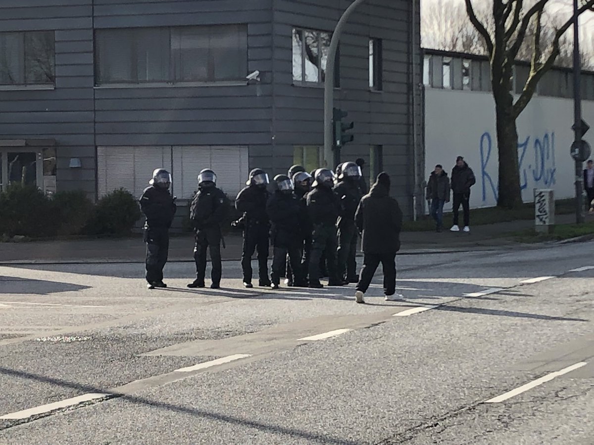 Same shit, different day - die Hamburger Polizei demonstriert ihre Haltung bezüglich der Gedenkdemo zu dem rechten Anschlag in Hanau: Helme auf und Nahaufnahmen ohne ersichtlichen bzw. kommunizierten Grund. Protest wird kriminalisiert #HH1902