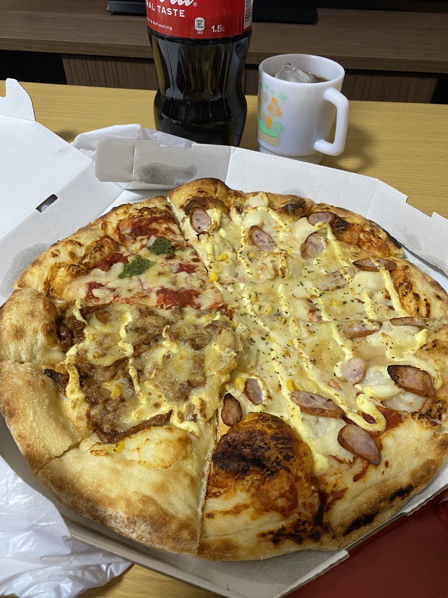 takayu033's tweet photo. 夜食は昨日嫁の実家でピザパーティーした余り物🍕 https://t.co/b7G9RMHKGz